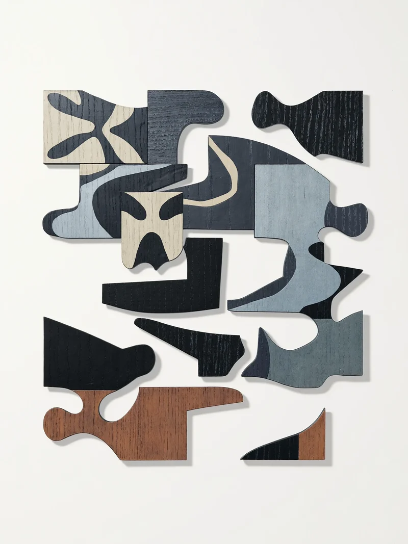 Illustration conceptuelle d'un puzzle en bois abstrait posé sur une table